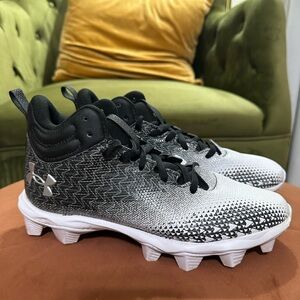 Under Armour Spotlight Football Cleats Youth Size 4.5Y Black and White